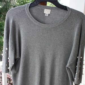 Gray short-sleeve sweater w/pearls